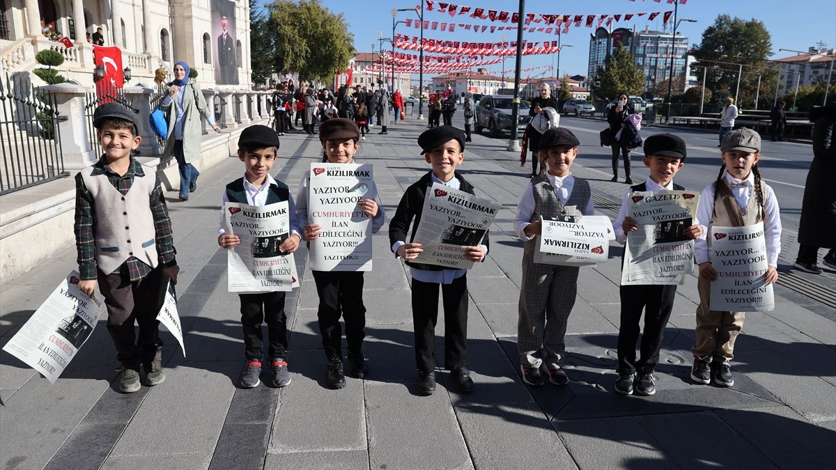 Sivas’ta öğrenciler Cumhuriyet’in ilanını duyuran temsili gazete dağıttı